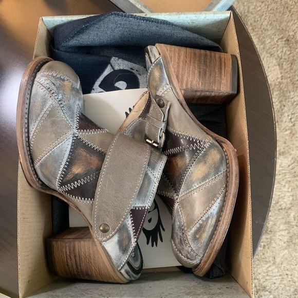 New in box freebird beetle clog size 8 - Picture 4 of 6